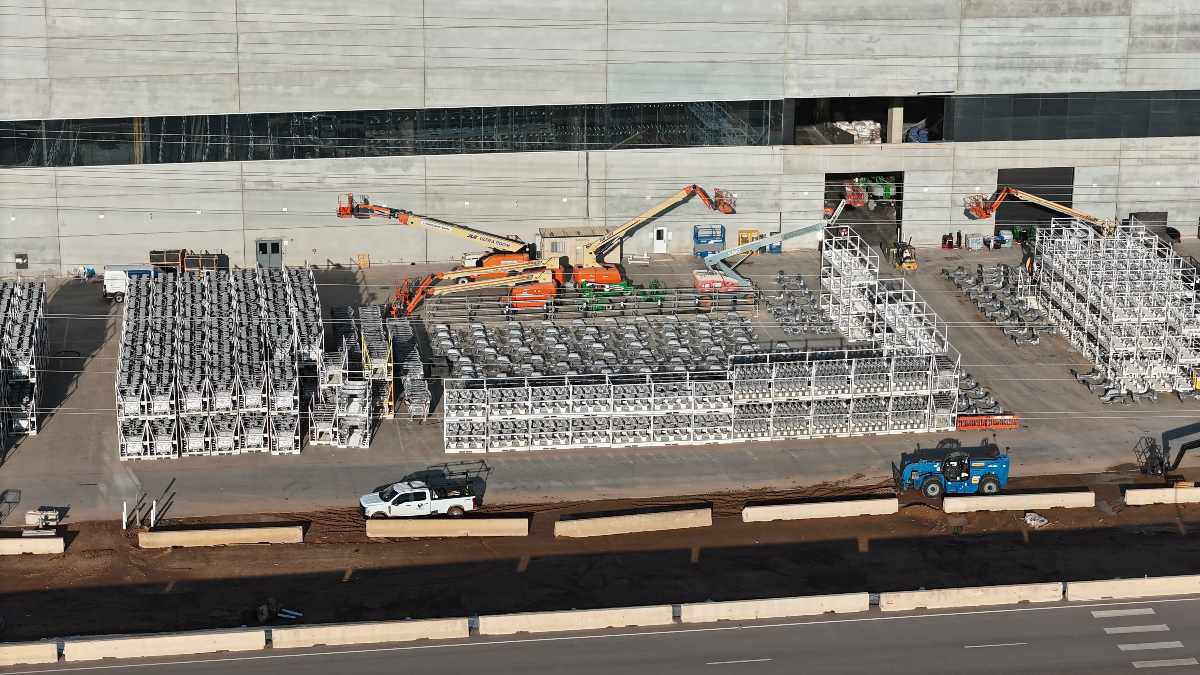 Tesla Cybertruck Rear Giga Casting Snaps In Half While Trying to Pull a